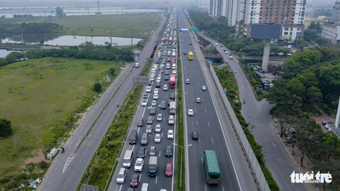 Chiều nay 11-4, xe cộ xếp hàng dài ở cửa ngõ vào Hà Nội - Ảnh 5. Chiều nay 11-4, xe cộ xếp hàng dài ở cửa ngõ vào Hà Nội - Ảnh 5.