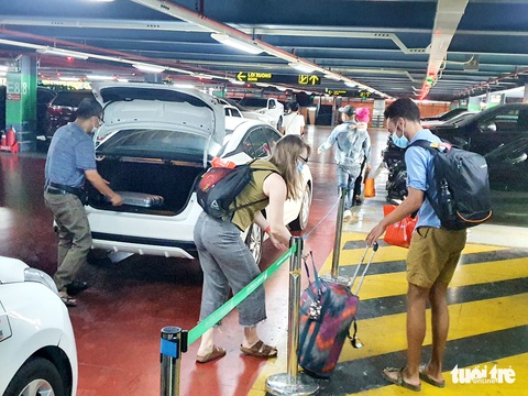 Hãng taxi tăng xe, không còn cảnh giành giật khách ở sân bay - Ảnh 6. Hãng taxi tăng xe, không còn cảnh giành giật khách ở sân bay - Ảnh 6.