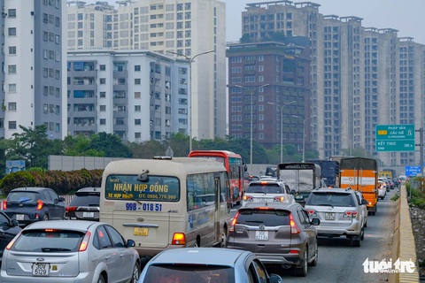 Chiều nay 11-4, xe cộ xếp hàng dài ở cửa ngõ vào Hà Nội - Ảnh 1. Chiều nay 11-4, xe cộ xếp hàng dài ở cửa ngõ vào Hà Nội - Ảnh 1.