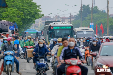 Chiều nay 11-4, xe cộ xếp hàng dài ở cửa ngõ vào Hà Nội - Ảnh 3. Chiều nay 11-4, xe cộ xếp hàng dài ở cửa ngõ vào Hà Nội - Ảnh 3.