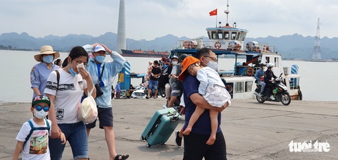 Cả vạn khách rời đảo Cát Bà, đường về ùn tắc hàng kilômet - Ảnh 4. Cả vạn khách rời đảo Cát Bà, đường về ùn tắc hàng kilômet - Ảnh 4.