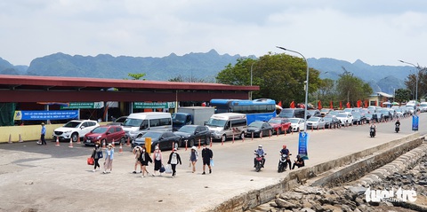 Cả vạn khách rời đảo Cát Bà, đường về ùn tắc hàng kilômet - Ảnh 2. Cả vạn khách rời đảo Cát Bà, đường về ùn tắc hàng kilômet - Ảnh 2.