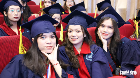 Học song ngành: Đường đi không chỉ hoa hồng - Ảnh 1. Học song ngành: Đường đi không chỉ hoa hồng - Ảnh 1.