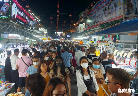 75.000 lượt khách đổ về Phú Quốc, tỉnh yêu cầu đảm bảo chất lượng dịch vụ, không tăng giá - Ảnh 2. 75.000 lượt khách đổ về Phú Quốc, tỉnh yêu cầu đảm bảo chất lượng dịch vụ, không tăng giá - Ảnh 2.