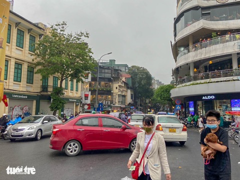 Chiều nay 11-4, xe cộ xếp hàng dài ở cửa ngõ vào Hà Nội - Ảnh 8. Chiều nay 11-4, xe cộ xếp hàng dài ở cửa ngõ vào Hà Nội - Ảnh 8.