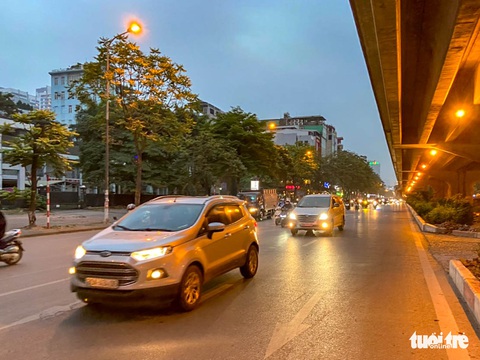 Chiều nay 11-4, xe cộ xếp hàng dài ở cửa ngõ vào Hà Nội - Ảnh 7. Chiều nay 11-4, xe cộ xếp hàng dài ở cửa ngõ vào Hà Nội - Ảnh 7.