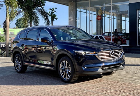 Mazda CX-8 giảm giá sốc, thấp nhất còn 919 triệu đồng tại đại lý, tăng sức đấu Hyundai Santa Fe - Ảnh 1. Mazda CX-8 giảm giá sốc, thấp nhất còn 919 triệu đồng tại đại lý, tăng sức đấu Hyundai Santa Fe - Ảnh 1.