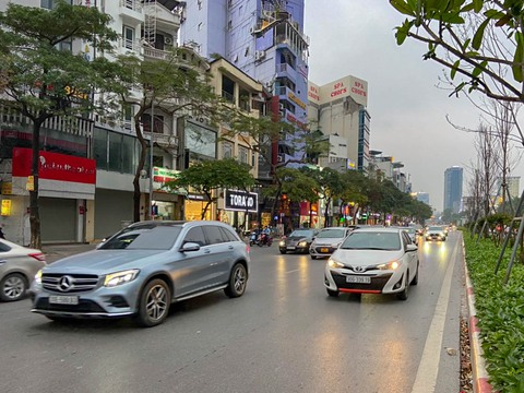 Chiều nay 11-4, xe cộ xếp hàng dài ở cửa ngõ vào Hà Nội - Ảnh 6. Chiều nay 11-4, xe cộ xếp hàng dài ở cửa ngõ vào Hà Nội - Ảnh 6.