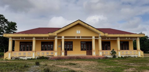Trường tiền tỉ bỏ hoang vì phụ huynh chê giáo viên - Ảnh 1. Trường tiền tỉ bỏ hoang vì phụ huynh chê giáo viên - Ảnh 1.