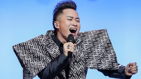 Sau nửa năm gây sốt trên mạng, Tùng Dương lần đầu hát Ngày chưa giông bão ở Nhà hát Lớn - Ảnh 1. Sau nửa năm gây sốt trên mạng, Tùng Dương lần đầu hát Ngày chưa giông bão ở Nhà hát Lớn - Ảnh 1.