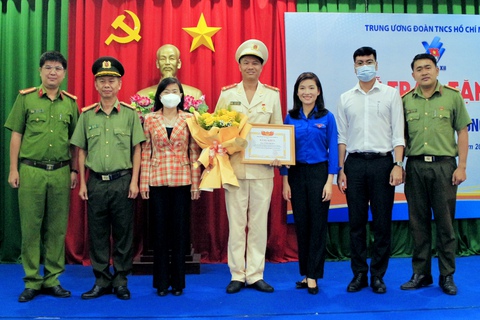 Chiến sĩ cảnh sát Đồng Nai nhận huy hiệu Tuổi trẻ dũng cảm của Trung ương Đoàn - Ảnh 2. Chiến sĩ cảnh sát Đồng Nai nhận huy hiệu Tuổi trẻ dũng cảm của Trung ương Đoàn - Ảnh 2.