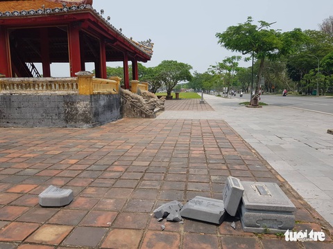 Bia đá Khuynh cái hạ mã trước Phu Văn Lâu ở Huế bị gãy làm nhiều khúc - Ảnh 1. Bia đá Khuynh cái hạ mã trước Phu Văn Lâu ở Huế bị gãy làm nhiều khúc - Ảnh 1.