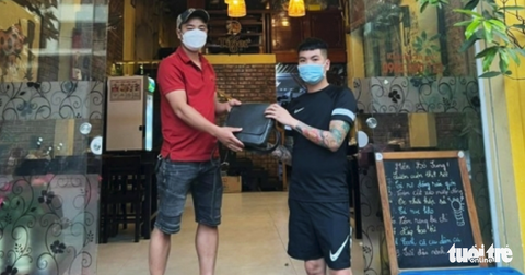 Chủ quán cơm lên mạng tìm vị khách bỏ quên gần 1 tỉ đồng - Ảnh 1. Chủ quán cơm lên mạng tìm vị khách bỏ quên gần 1 tỉ đồng - Ảnh 1.