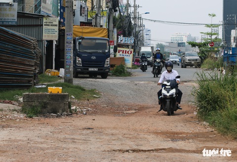 Đường Lương Định Của ở Thủ Đức làm 7 năm chưa xong, mưa ngập nắng bụi, dân khổ trăm bề - Ảnh 3. Đường Lương Định Của ở Thủ Đức làm 7 năm chưa xong, mưa ngập nắng bụi, dân khổ trăm bề - Ảnh 3.