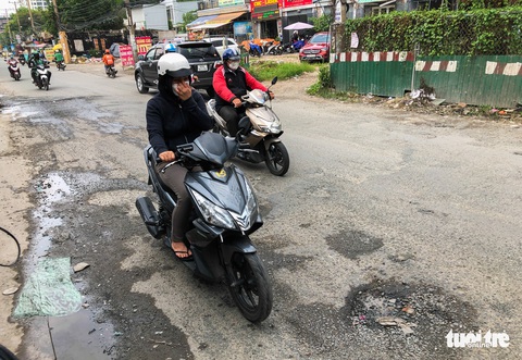 Đường Lương Định Của ở Thủ Đức làm 7 năm chưa xong, mưa ngập nắng bụi, dân khổ trăm bề - Ảnh 6. Đường Lương Định Của ở Thủ Đức làm 7 năm chưa xong, mưa ngập nắng bụi, dân khổ trăm bề - Ảnh 6.