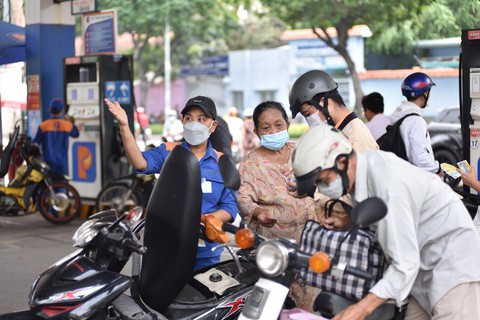 Tin sáng 20-4: Xăng có thể lại tăng giá từ ngày mai; Hà Nội bất ngờ dừng bán 600 biệt thự, vì sao? - Ảnh 1. Tin sáng 20-4: Xăng có thể lại tăng giá từ ngày mai; Hà Nội bất ngờ dừng bán 600 biệt thự, vì sao? - Ảnh 1.