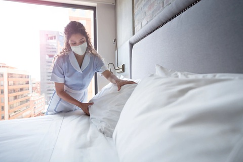 Các chuỗi khách sạn điều chỉnh chính sách dọn phòng hậu COVID-19 - Ảnh 1. Các chuỗi khách sạn điều chỉnh chính sách dọn phòng hậu COVID-19 - Ảnh 1.
