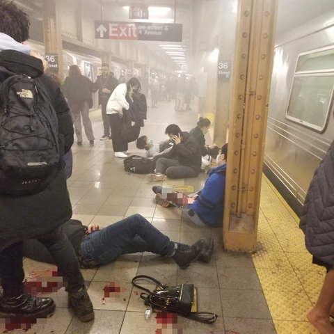 Nhiều người bị bắn trong ga tàu điện ngầm New York, vật nổ được tìm thấy - Ảnh 1. Nhiều người bị bắn trong ga tàu điện ngầm New York, vật nổ được tìm thấy - Ảnh 1.