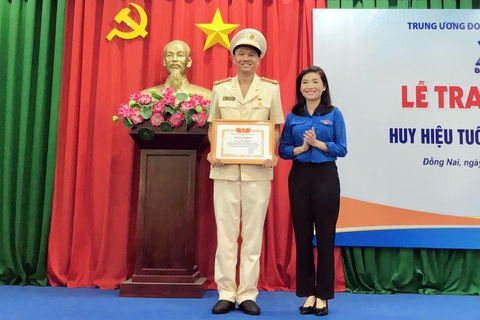 Chiến sĩ cảnh sát Đồng Nai nhận huy hiệu Tuổi trẻ dũng cảm của Trung ương Đoàn - Ảnh 1. Chiến sĩ cảnh sát Đồng Nai nhận huy hiệu Tuổi trẻ dũng cảm của Trung ương Đoàn - Ảnh 1.