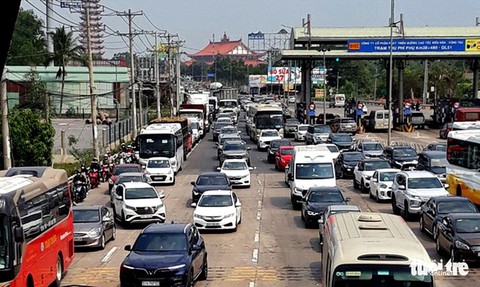 Đi xa, mệt nhất và giận nhất là kẹt xe ở trạm thu phí - Ảnh 1. Đi xa, mệt nhất và giận nhất là kẹt xe ở trạm thu phí - Ảnh 1.