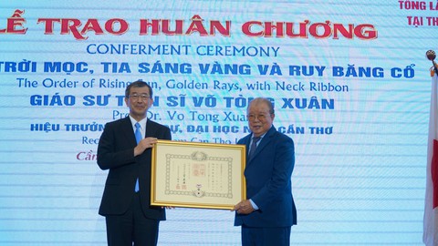 Giáo sư Võ Tòng Xuân nhận Huân chương Mặt Trời Mọc do Nhật Bản trao tặng - Ảnh 2. Giáo sư Võ Tòng Xuân nhận Huân chương Mặt Trời Mọc do Nhật Bản trao tặng - Ảnh 2.