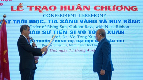 Giáo sư Võ Tòng Xuân nhận Huân chương Mặt Trời Mọc do Nhật Bản trao tặng - Ảnh 1. Giáo sư Võ Tòng Xuân nhận Huân chương Mặt Trời Mọc do Nhật Bản trao tặng - Ảnh 1.