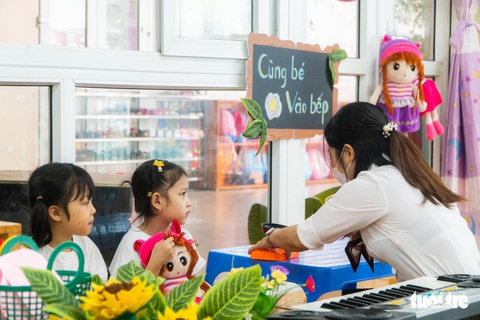 Nhiều cảm xúc trong ngày trẻ mầm non ở Hà Nội tựu trường - Ảnh 6. Nhiều cảm xúc trong ngày trẻ mầm non ở Hà Nội tựu trường - Ảnh 6.