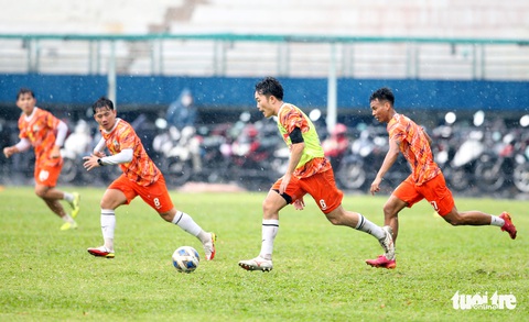 CLB Hoàng Anh Gia Lai tập luyện dưới mưa lớn chờ đá Yokohama F.Marinos - Ảnh 2. CLB Hoàng Anh Gia Lai tập luyện dưới mưa lớn chờ đá Yokohama F.Marinos - Ảnh 2.