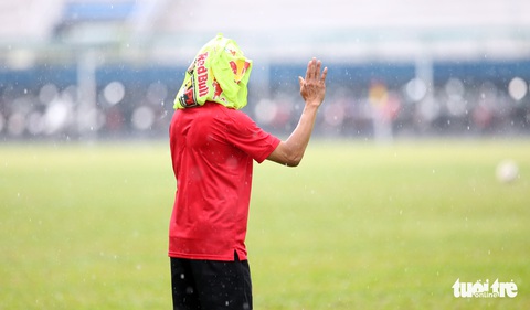 CLB Hoàng Anh Gia Lai tập luyện dưới mưa lớn chờ đá Yokohama F.Marinos - Ảnh 4. CLB Hoàng Anh Gia Lai tập luyện dưới mưa lớn chờ đá Yokohama F.Marinos - Ảnh 4.