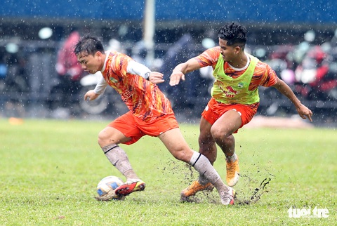 CLB Hoàng Anh Gia Lai tập luyện dưới mưa lớn chờ đá Yokohama F.Marinos - Ảnh 5. CLB Hoàng Anh Gia Lai tập luyện dưới mưa lớn chờ đá Yokohama F.Marinos - Ảnh 5.