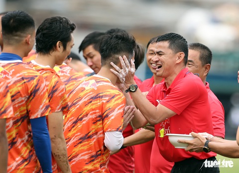 CLB Hoàng Anh Gia Lai tập luyện dưới mưa lớn chờ đá Yokohama F.Marinos - Ảnh 3. CLB Hoàng Anh Gia Lai tập luyện dưới mưa lớn chờ đá Yokohama F.Marinos - Ảnh 3.