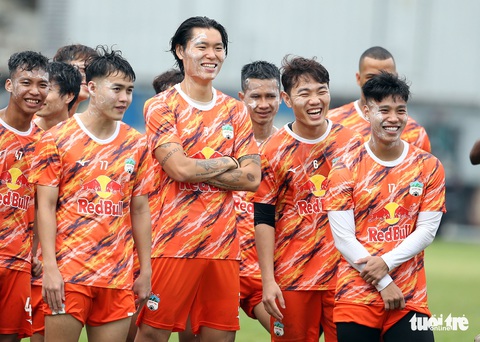 CLB Hoàng Anh Gia Lai tập luyện dưới mưa lớn chờ đá Yokohama F.Marinos - Ảnh 7. CLB Hoàng Anh Gia Lai tập luyện dưới mưa lớn chờ đá Yokohama F.Marinos - Ảnh 7.