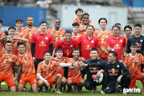 CLB Hoàng Anh Gia Lai tập luyện dưới mưa lớn chờ đá Yokohama F.Marinos - Ảnh 8. CLB Hoàng Anh Gia Lai tập luyện dưới mưa lớn chờ đá Yokohama F.Marinos - Ảnh 8.