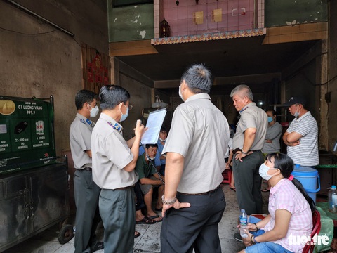 Cưỡng chế căn nhà trong vụ đòi nhà cho ở nhờ sau 10 năm tranh chấp - Ảnh 2. Cưỡng chế căn nhà trong vụ đòi nhà cho ở nhờ sau 10 năm tranh chấp - Ảnh 2.