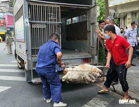 Cưỡng chế căn nhà trong vụ đòi nhà cho ở nhờ sau 10 năm tranh chấp - Ảnh 3. Cưỡng chế căn nhà trong vụ đòi nhà cho ở nhờ sau 10 năm tranh chấp - Ảnh 3.
