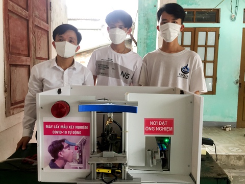 Học sinh làm máy lấy mẫu xét nghiệm tự động - Ảnh 1. Học sinh làm máy lấy mẫu xét nghiệm tự động - Ảnh 1.