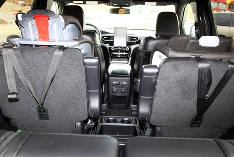 Thích xe sang nhưng chốt Ford Explorer vì ra vào xe thoải mái hơn - Ảnh 4. Thích xe sang nhưng chốt Ford Explorer vì ra vào xe thoải mái hơn - Ảnh 4.