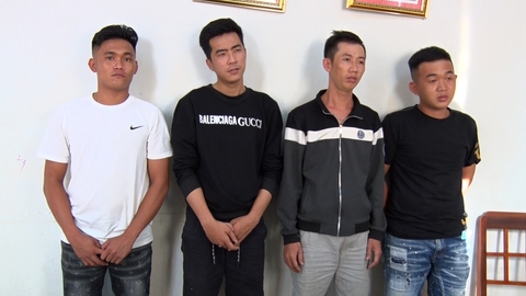 Bắt 8 người dùng súng thanh toán nhau kinh hoàng đêm mùng 2 Tết - Ảnh 1. Bắt 8 người dùng súng thanh toán nhau kinh hoàng đêm mùng 2 Tết - Ảnh 1.
