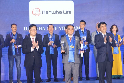 Hanwha Life Việt Nam nhận giải thưởng Rồng Vàng lần thứ 8 - Ảnh 1. Hanwha Life Việt Nam nhận giải thưởng Rồng Vàng lần thứ 8 - Ảnh 1.