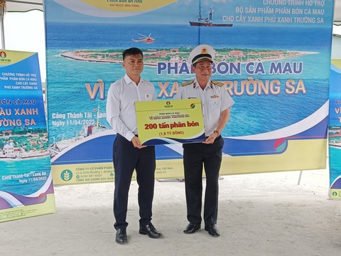 Phân bón Cà Mau vì màu xanh Trường Sa - Ảnh 1. Phân bón Cà Mau vì màu xanh Trường Sa - Ảnh 1.