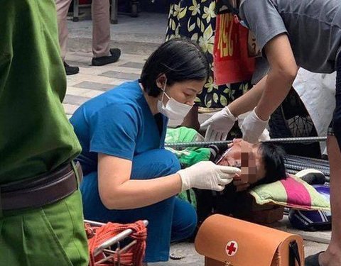 Thực hư chuyện tài xế công nghệ bị thanh sắt trên trời rơi xuống đâm xuyên cổ - Ảnh 1. Thực hư chuyện tài xế công nghệ bị thanh sắt trên trời rơi xuống đâm xuyên cổ - Ảnh 1.