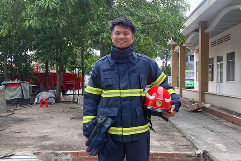 Tặng thưởng Huân chương Dũng cảm cho đại úy cứu người Thái Ngô Hiếu - Ảnh 1. Tặng thưởng Huân chương Dũng cảm cho đại úy cứu người Thái Ngô Hiếu - Ảnh 1.