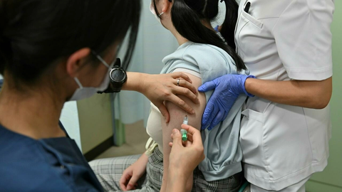 WHO: Phụ nữ dưới 21 tuổi tiêm 1 liều HPV hiệu quả bằng 3 liều - Ảnh 1. WHO: Phụ nữ dưới 21 tuổi tiêm 1 liều HPV hiệu quả bằng 3 liều - Ảnh 1.