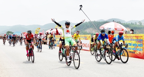 Hồi phục sau tai nạn, Tấn Hoài rút thắng chặng đua dài 206km - Ảnh 1. Hồi phục sau tai nạn, Tấn Hoài rút thắng chặng đua dài 206km - Ảnh 1.