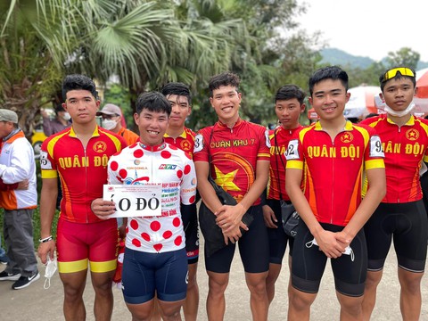 Hồi phục sau tai nạn, Tấn Hoài rút thắng chặng đua dài 206km - Ảnh 2. Hồi phục sau tai nạn, Tấn Hoài rút thắng chặng đua dài 206km - Ảnh 2.