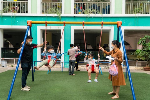Trẻ mầm non Hà Nội trở lại trường: Nỗi lo thiếu giáo viên, bảo mẫu - Ảnh 1. Trẻ mầm non Hà Nội trở lại trường: Nỗi lo thiếu giáo viên, bảo mẫu - Ảnh 1.