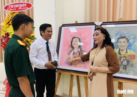 Kim Cương, Quyền Linh, Lê Sa Long... hiến tặng hiện vật, tranh cho bảo tàng - Ảnh 1. Kim Cương, Quyền Linh, Lê Sa Long... hiến tặng hiện vật, tranh cho bảo tàng - Ảnh 1.