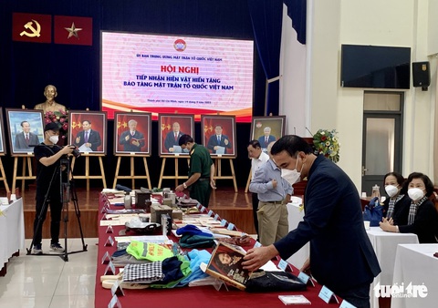 Kim Cương, Quyền Linh, Lê Sa Long... hiến tặng hiện vật, tranh cho bảo tàng - Ảnh 2. Kim Cương, Quyền Linh, Lê Sa Long... hiến tặng hiện vật, tranh cho bảo tàng - Ảnh 2.