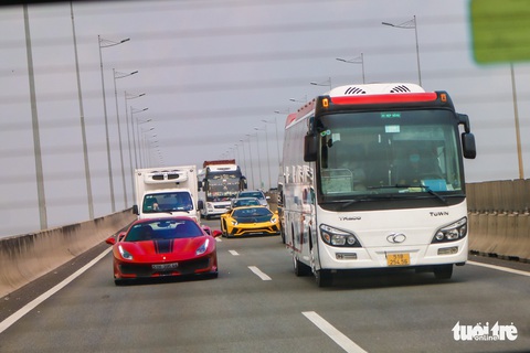 Hành trình siêu xe lớn nhất Việt Nam bắt đầu khởi hành, quy tụ dàn xe hơn 350 tỉ đồng - Ảnh 4. Hành trình siêu xe lớn nhất Việt Nam bắt đầu khởi hành, quy tụ dàn xe hơn 350 tỉ đồng - Ảnh 4.