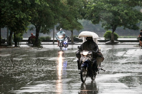 Quảng Ninh đến Quảng Trị lo ứng phó thời tiết nguy hiểm - Ảnh 1. Quảng Ninh đến Quảng Trị lo ứng phó thời tiết nguy hiểm - Ảnh 1.